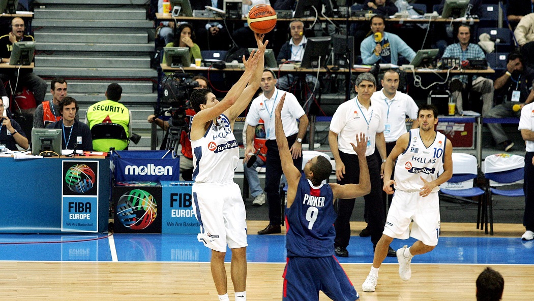EuroBasket 2005: 16 χρόνια από το μεγαλύτερο σουτ του ελληνικού μπάσκετ (VIDEOS)